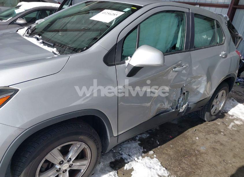 Photo 6 of 2020 Chevrolet Trax AWD LS (VIN 3GNCJNSB9LL127074)