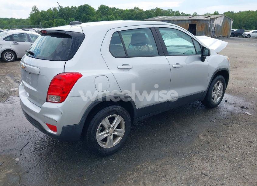 Photo 4 of 2018 Chevrolet Trax LS (VIN 3GNCJNSBXJL200322)