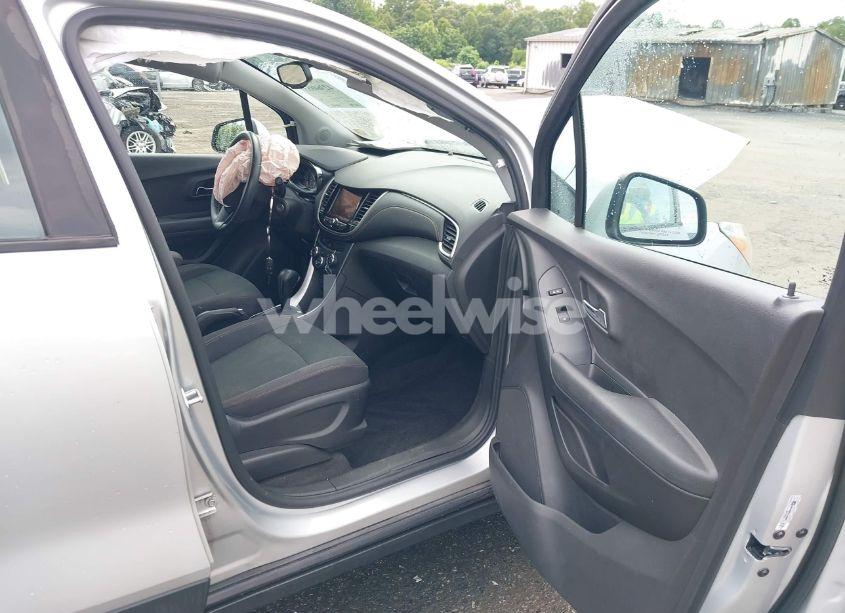 Photo 5 of 2018 Chevrolet Trax LS (VIN 3GNCJNSBXJL200322)