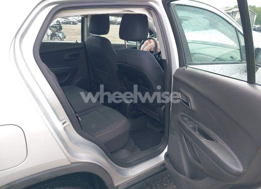 Photo 8 of 2018 Chevrolet Trax LS (VIN 3GNCJNSBXJL200322)