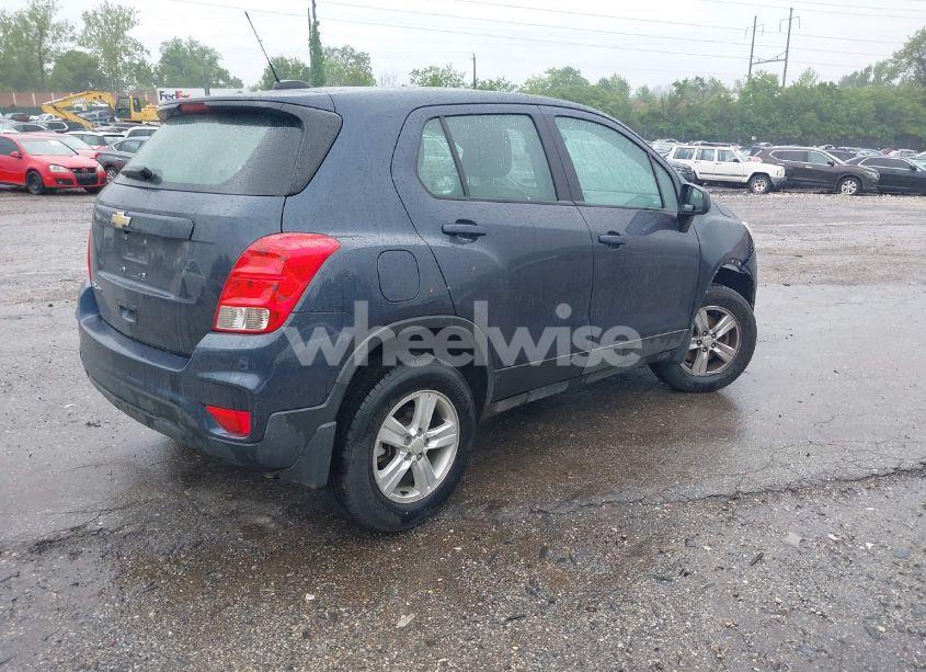 Photo 4 of 2018 Chevrolet Trax LS (VIN 3GNCJNSBXJL378926)