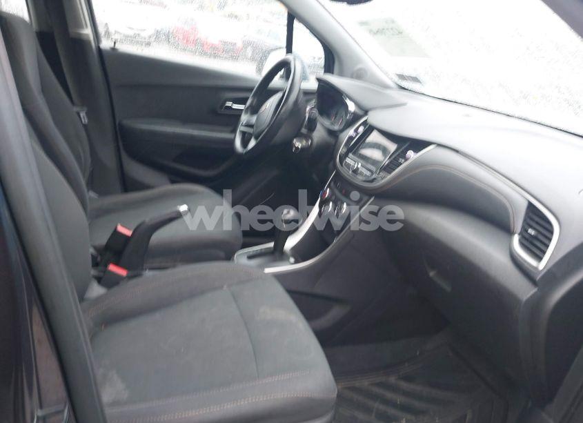 Photo 5 of 2018 Chevrolet Trax LS (VIN 3GNCJNSBXJL378926)