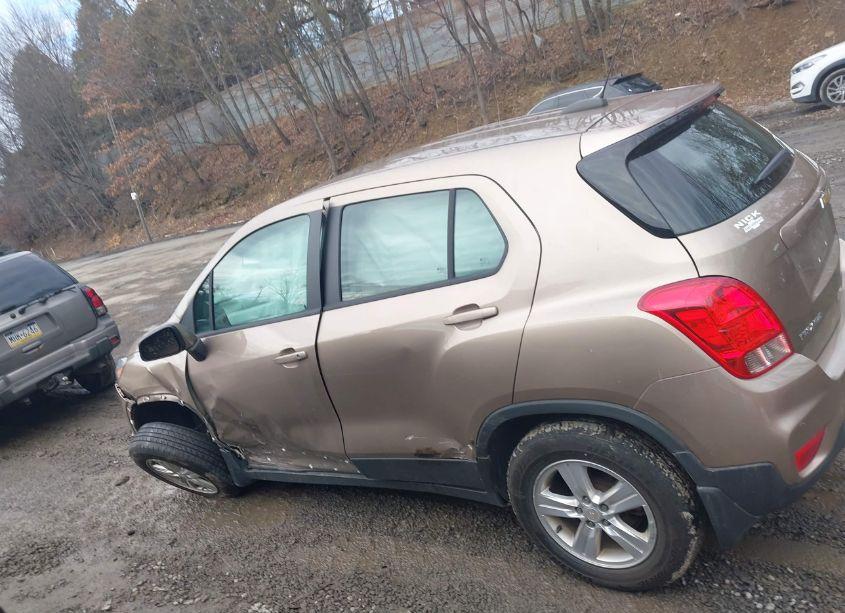 Photo 14 of 2018 Chevrolet Trax LS (VIN 3GNCJNSBXJL382880)