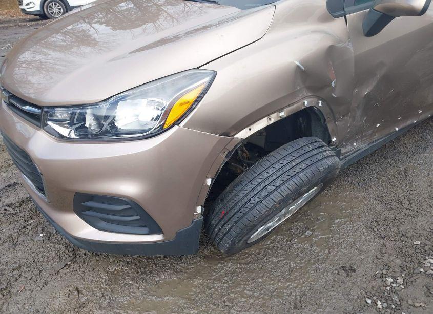 Photo 17 of 2018 Chevrolet Trax LS (VIN 3GNCJNSBXJL382880)