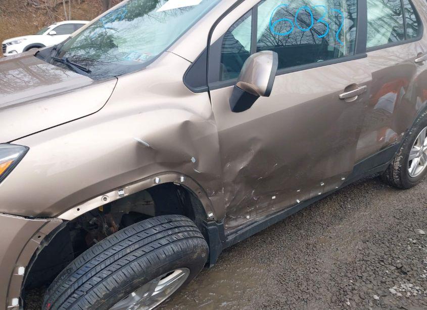 Photo 18 of 2018 Chevrolet Trax LS (VIN 3GNCJNSBXJL382880)