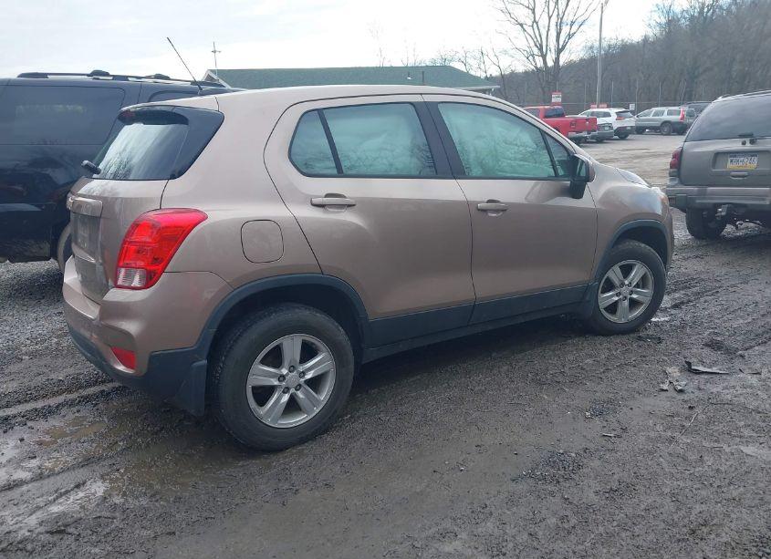 Photo 4 of 2018 Chevrolet Trax LS (VIN 3GNCJNSBXJL382880)