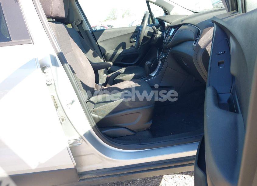 Photo 5 of 2019 Chevrolet Trax LS (VIN 3GNCJNSBXKL405219)