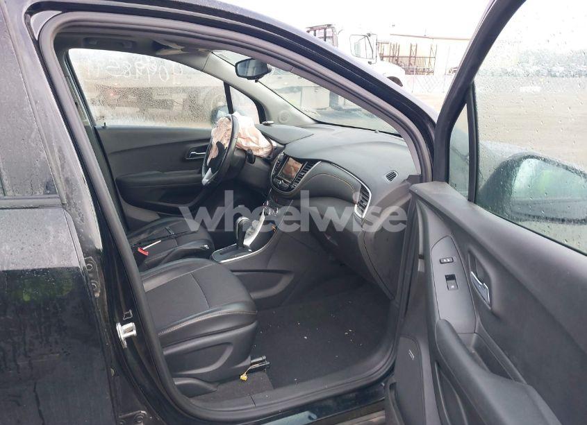 Photo 5 of 2018 Chevrolet Trax LT (VIN 3GNCJPSB0JL178696)