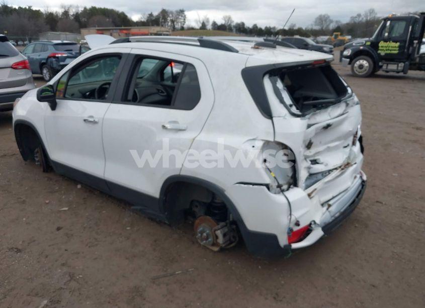 Photo 3 of 2020 Chevrolet Trax AWD LT (VIN 3GNCJPSB0LL171637)