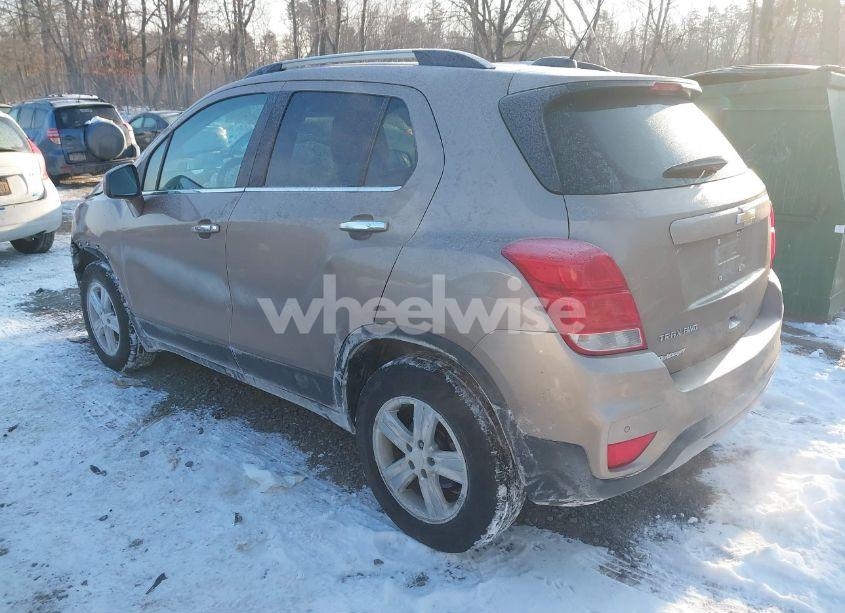 Photo 3 of 2018 Chevrolet Trax LT (VIN 3GNCJPSB1JL204447)