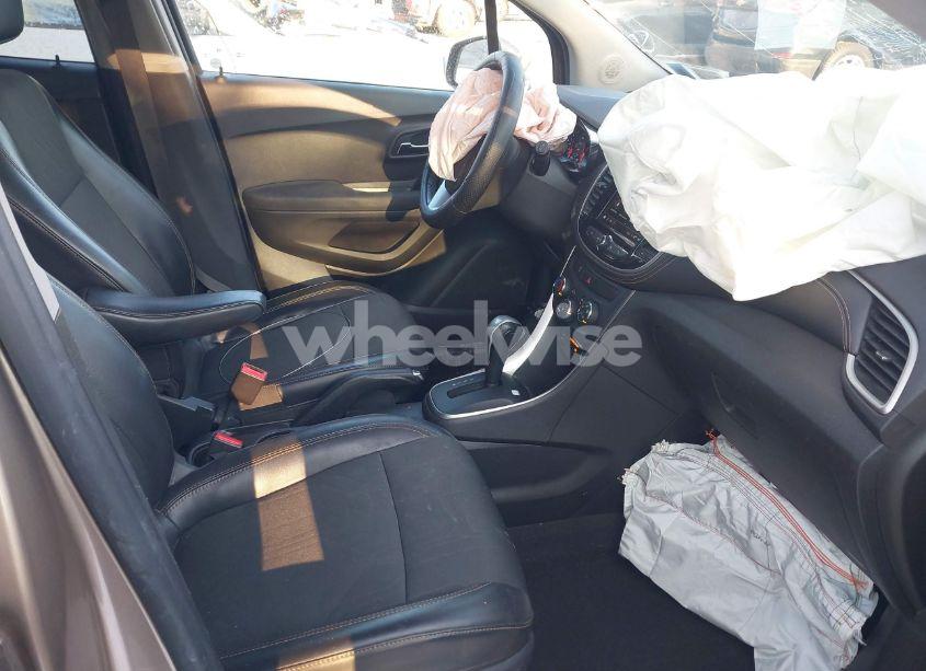 Photo 5 of 2018 Chevrolet Trax LT (VIN 3GNCJPSB1JL204447)