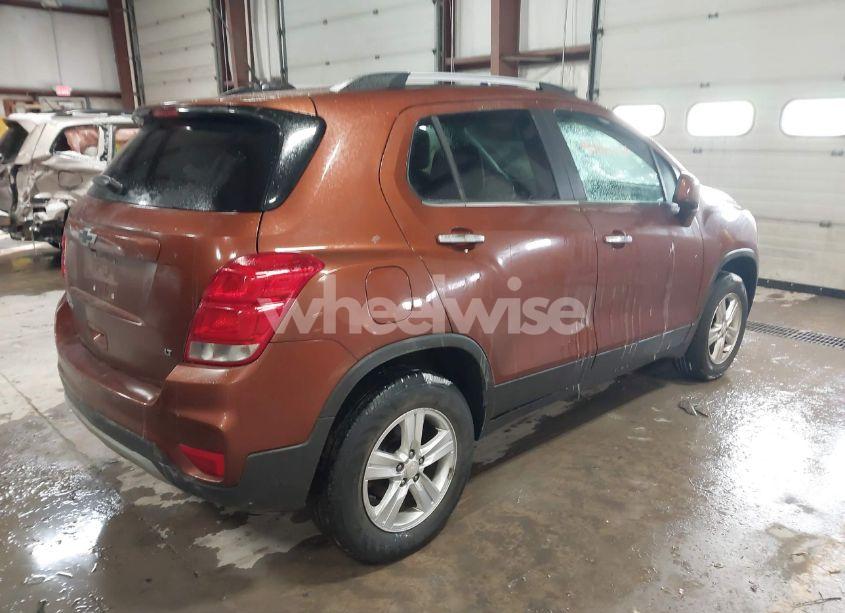 Photo 4 of 2019 Chevrolet Trax LT (VIN 3GNCJPSB1KL237028)