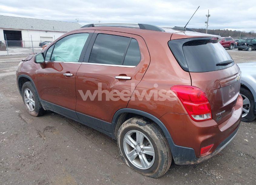 Photo 3 of 2019 Chevrolet Trax LT (VIN 3GNCJPSB1KL250992)