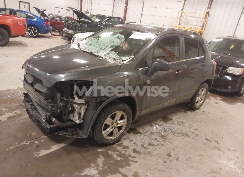 Photo 2 of 2016 Chevrolet Trax LT (VIN 3GNCJPSB2GL276962)