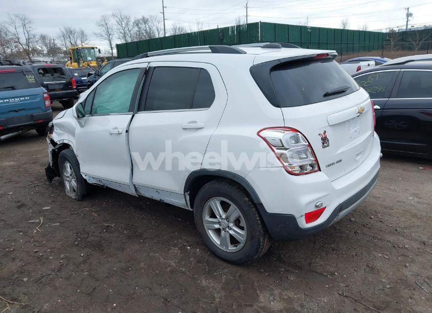 Photo 3 of 2018 Chevrolet Trax LT (VIN 3GNCJPSB2JL339632)