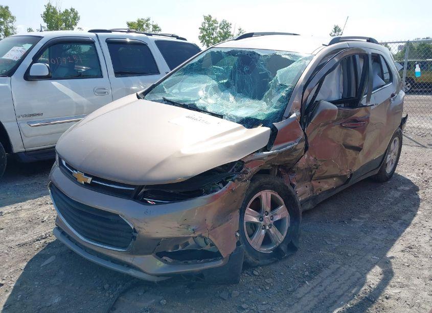 Photo 2 of 2018 Chevrolet Trax LT (VIN 3GNCJPSB2JL417729)