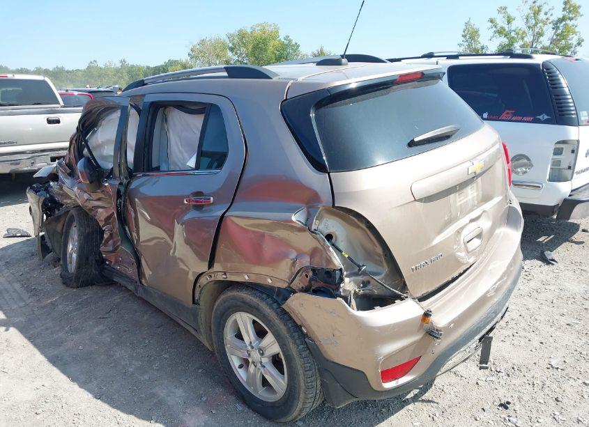 Photo 3 of 2018 Chevrolet Trax LT (VIN 3GNCJPSB2JL417729)