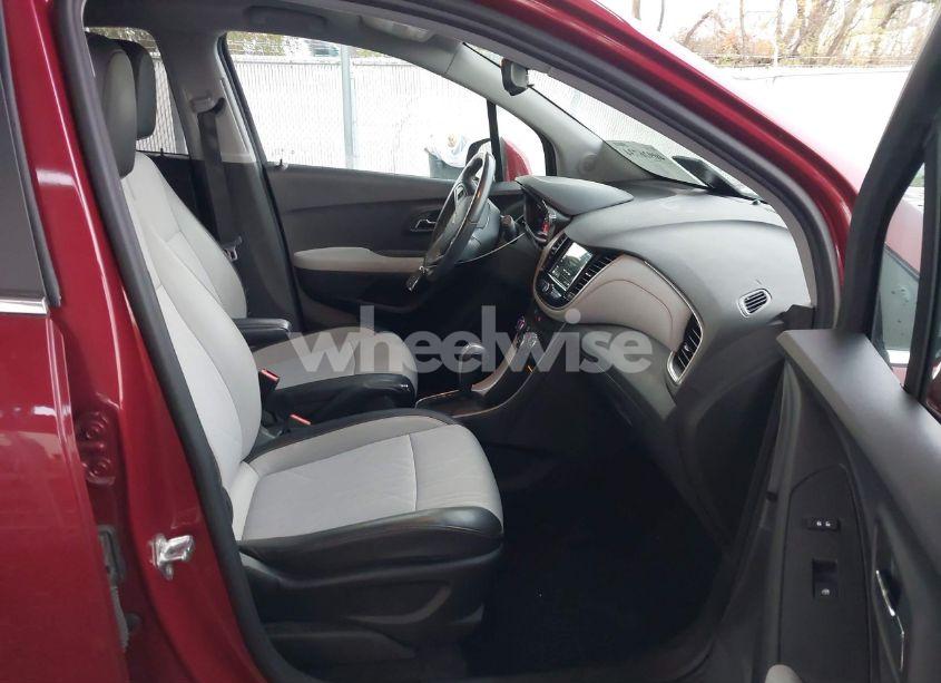 Photo 5 of 2019 Chevrolet Trax LT (VIN 3GNCJPSB2KL175848)