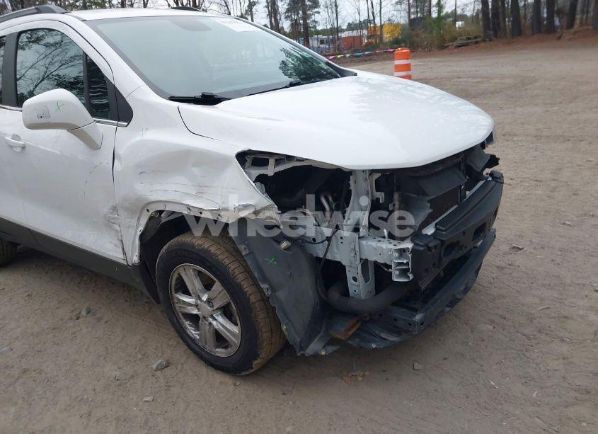 Photo 6 of 2019 Chevrolet Trax LT (VIN 3GNCJPSB2KL212672)
