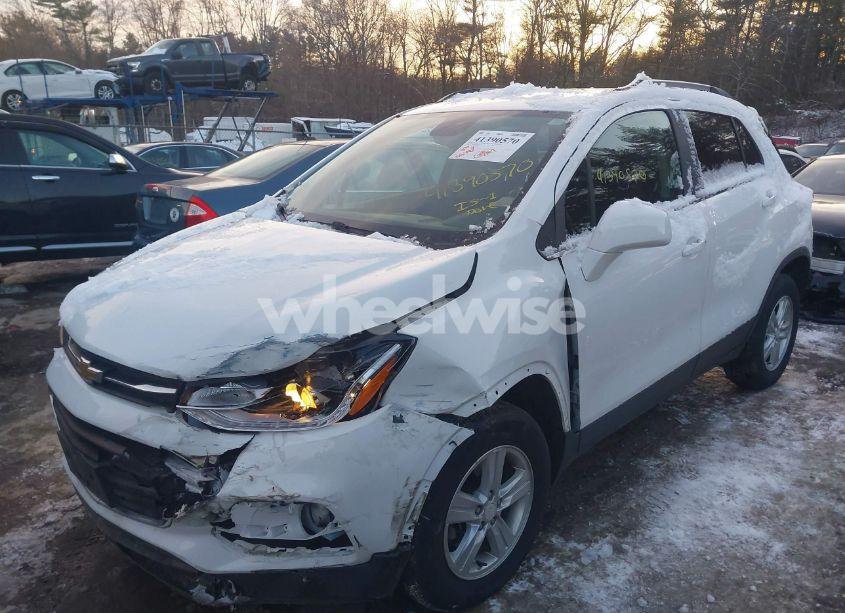 Photo 2 of 2018 Chevrolet Trax LT (VIN 3GNCJPSB3JL155171)