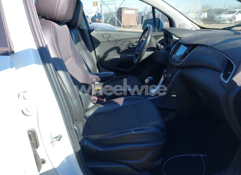 Photo 5 of 2019 Chevrolet Trax LT (VIN 3GNCJPSB3KL227892)