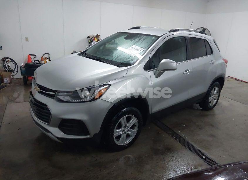 Photo 2 of 2020 Chevrolet Trax AWD LT (VIN 3GNCJPSB3LL173575)