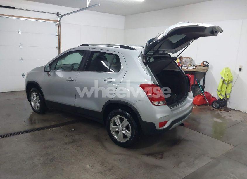 Photo 3 of 2020 Chevrolet Trax AWD LT (VIN 3GNCJPSB3LL173575)