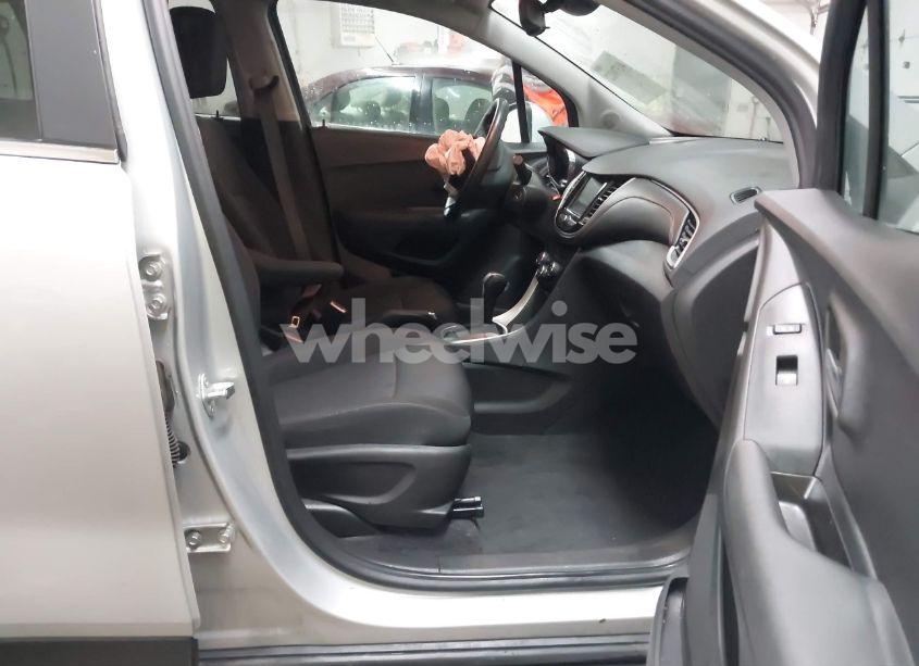 Photo 5 of 2020 Chevrolet Trax AWD LT (VIN 3GNCJPSB3LL173575)
