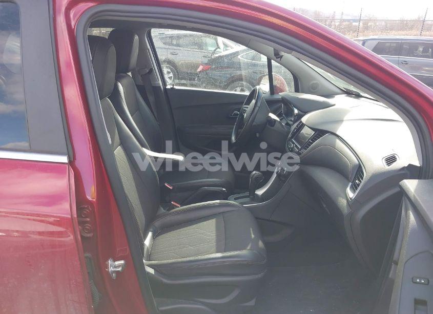 Photo 5 of 2020 Chevrolet Trax AWD LT (VIN 3GNCJPSB3LL188674)