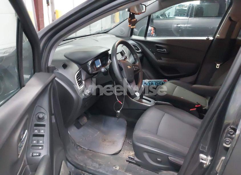 Photo 5 of 2017 Chevrolet Trax LT (VIN 3GNCJPSB4HL225450)