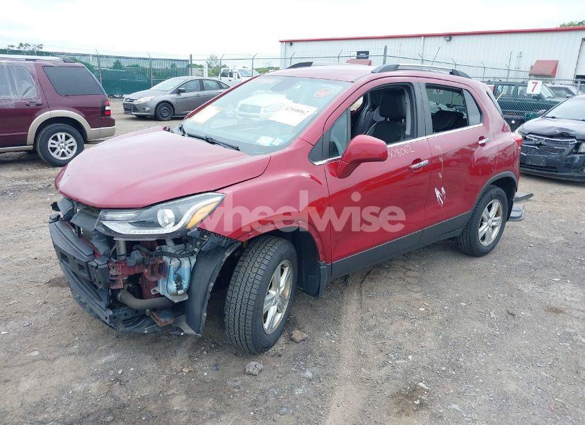 Photo 2 of 2018 Chevrolet Trax LT (VIN 3GNCJPSB4JL325506)