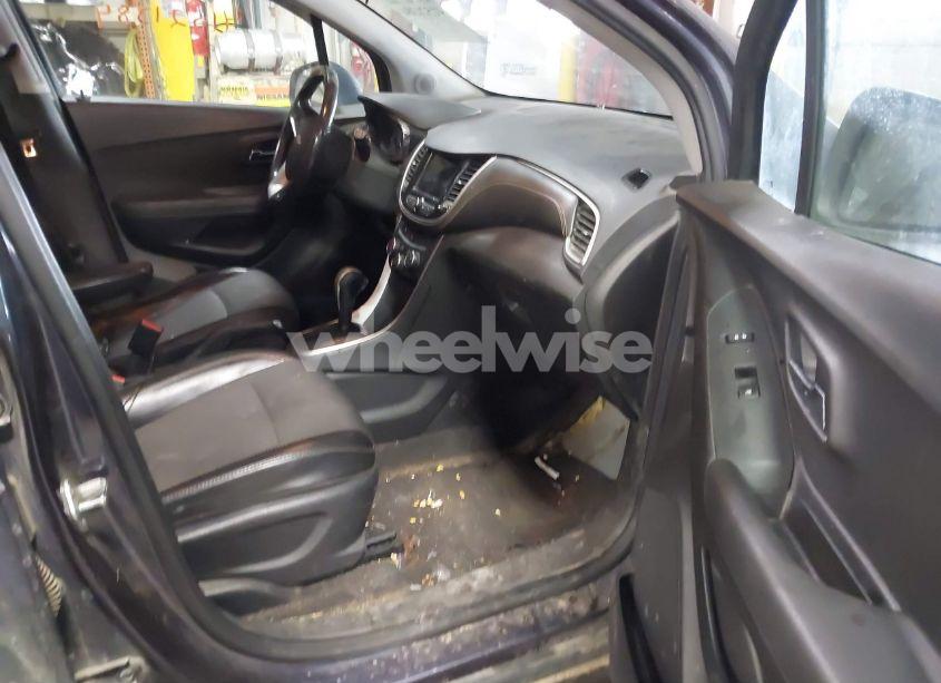 Photo 5 of 2018 Chevrolet Trax LT (VIN 3GNCJPSB5JL419832)