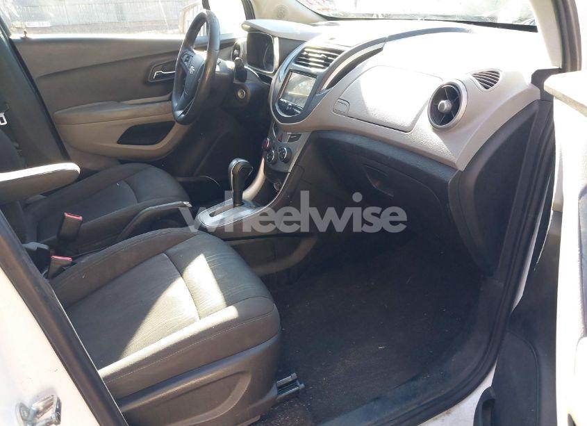 Photo 5 of 2016 Chevrolet Trax LT (VIN 3GNCJPSB6GL216599)