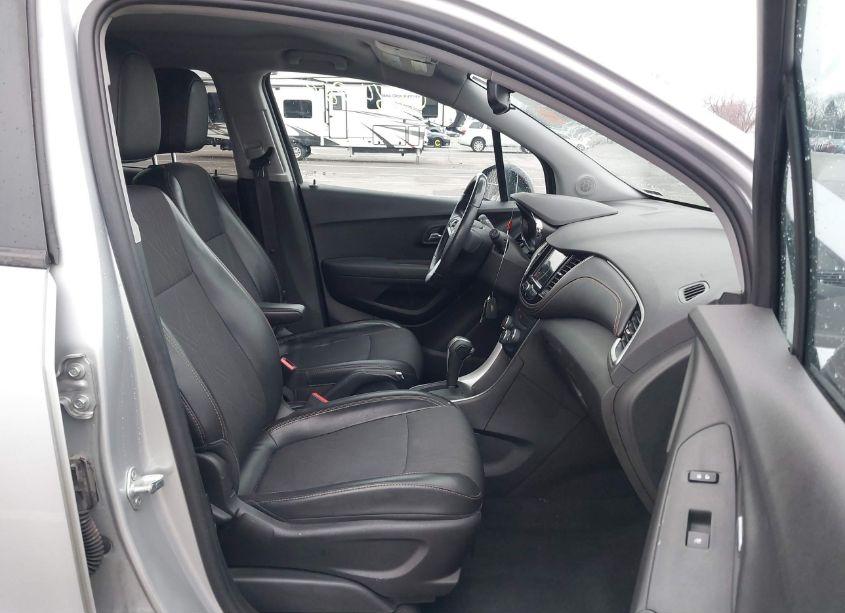 Photo 5 of 2019 Chevrolet Trax LT (VIN 3GNCJPSB6KL143596)