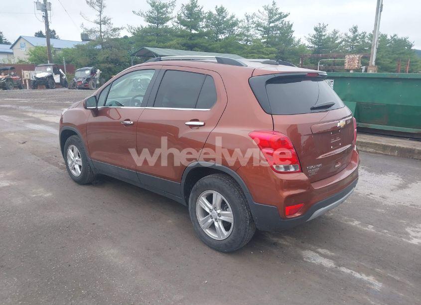 Photo 3 of 2019 Chevrolet Trax LT (VIN 3GNCJPSB6KL300401)