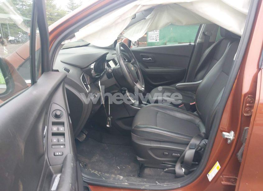 Photo 5 of 2019 Chevrolet Trax LT (VIN 3GNCJPSB6KL300401)