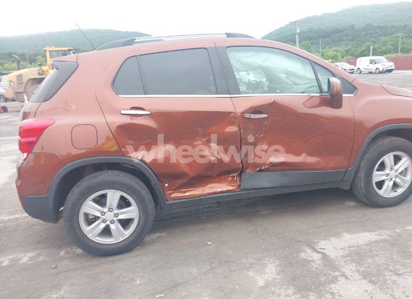 Photo 6 of 2019 Chevrolet Trax LT (VIN 3GNCJPSB6KL300401)