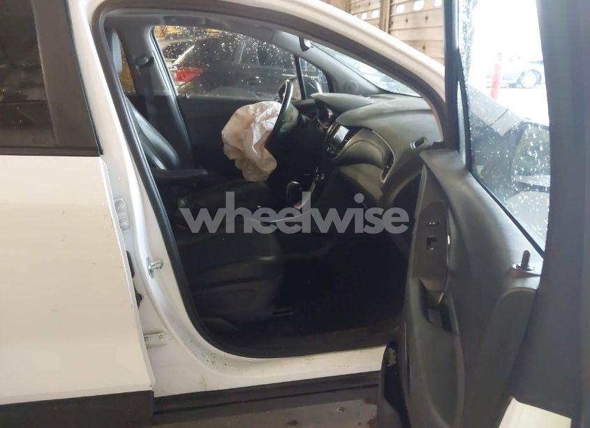 Photo 5 of 2020 Chevrolet Trax AWD LT (VIN 3GNCJPSB6LL221389)