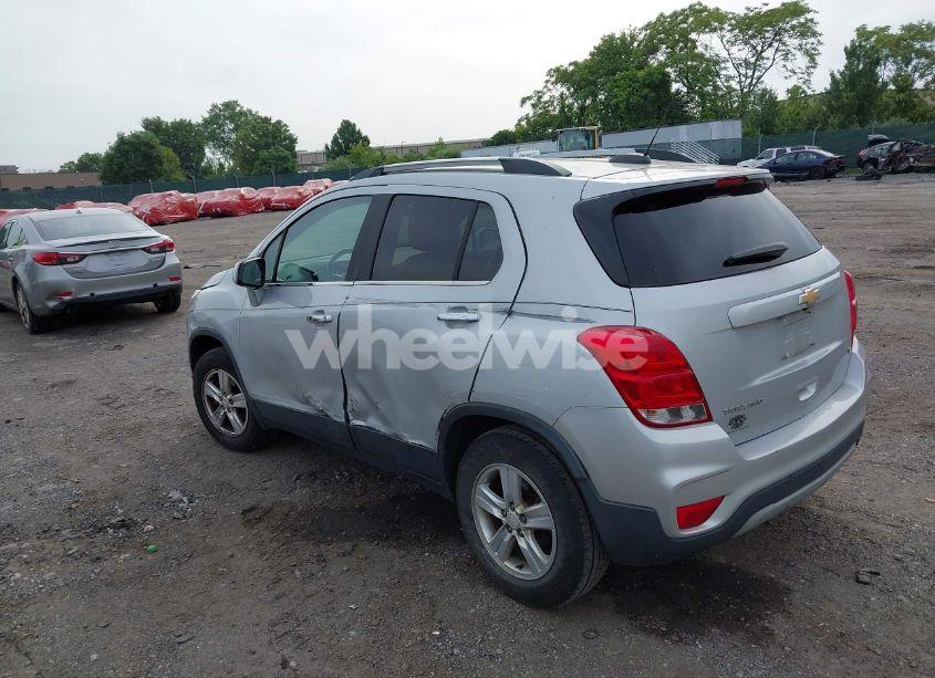 Photo 3 of 2018 Chevrolet Trax LT (VIN 3GNCJPSB7JL307744)