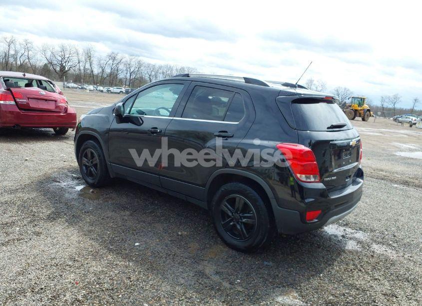 Photo 3 of 2018 Chevrolet Trax LT (VIN 3GNCJPSB7JL332871)