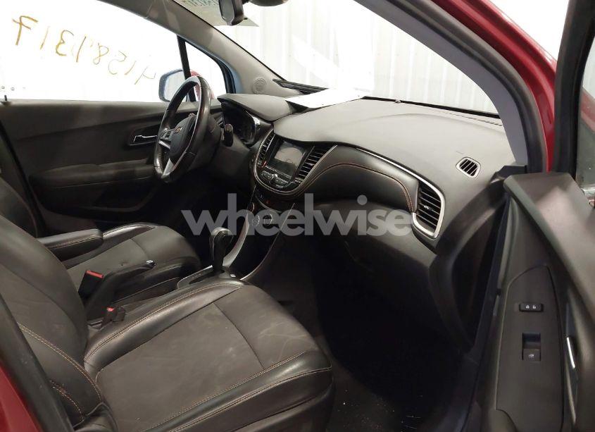 Photo 5 of 2019 Chevrolet Trax LT (VIN 3GNCJPSB7KL241665)