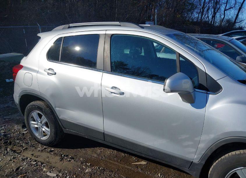 Photo 14 of 2019 Chevrolet Trax LT (VIN 3GNCJPSB7KL257526)