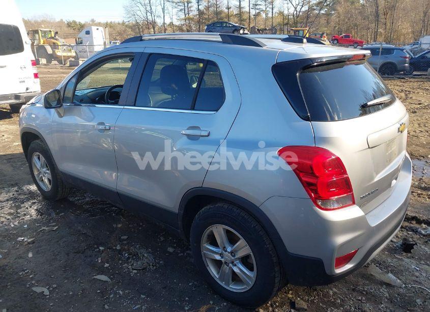 Photo 3 of 2019 Chevrolet Trax LT (VIN 3GNCJPSB7KL257526)