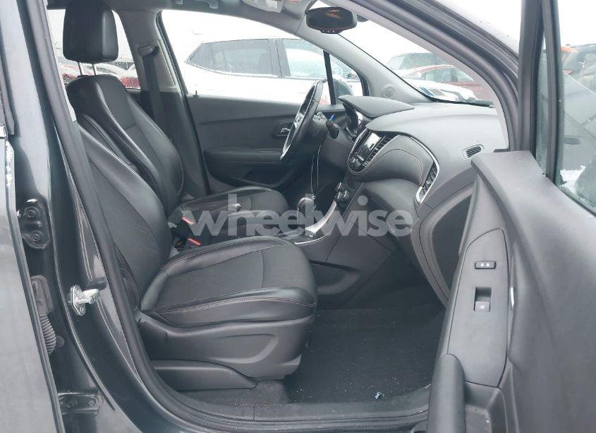 Photo 5 of 2019 Chevrolet Trax LT (VIN 3GNCJPSB7KL281227)