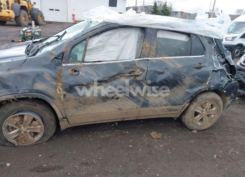 Photo 6 of 2019 Chevrolet Trax LT (VIN 3GNCJPSB7KL307521)