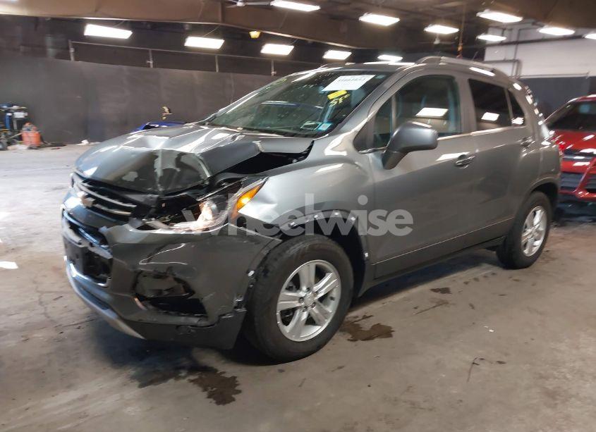 Photo 2 of 2020 Chevrolet Trax AWD LT (VIN 3GNCJPSB7LL189181)