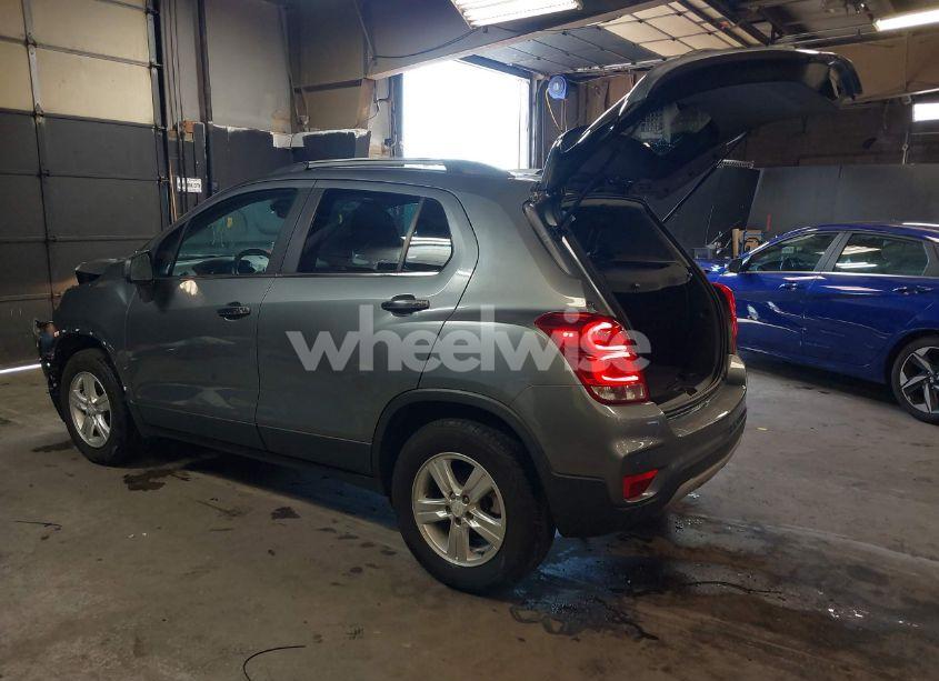 Photo 3 of 2020 Chevrolet Trax AWD LT (VIN 3GNCJPSB7LL189181)