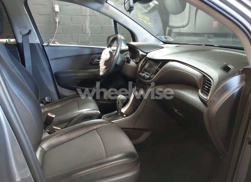 Photo 5 of 2020 Chevrolet Trax AWD LT (VIN 3GNCJPSB7LL189181)