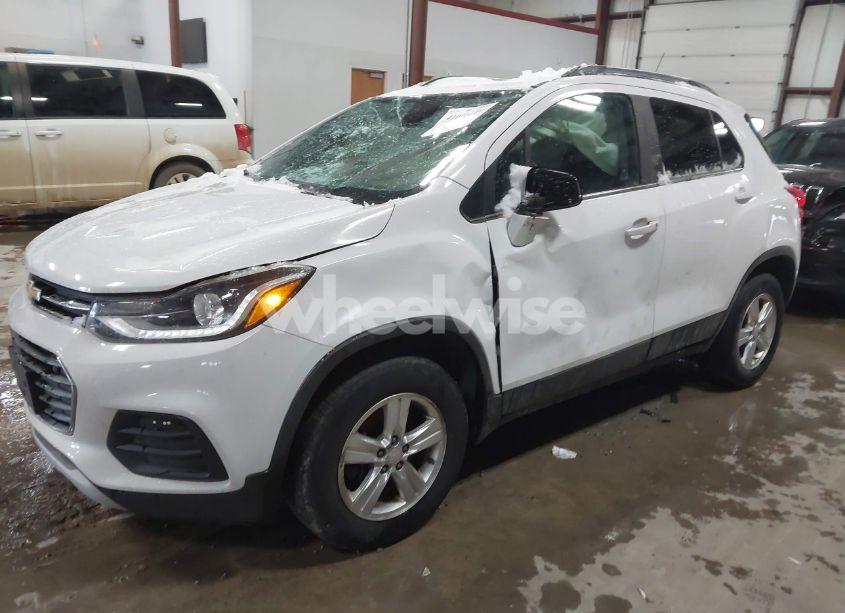 Photo 2 of 2017 Chevrolet Trax LT (VIN 3GNCJPSB8HL147643)