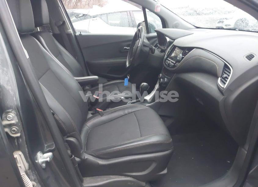 Photo 5 of 2019 Chevrolet Trax LT (VIN 3GNCJPSB9KL373732)